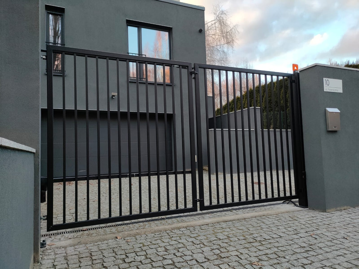 LIGHT FOLDING GATE