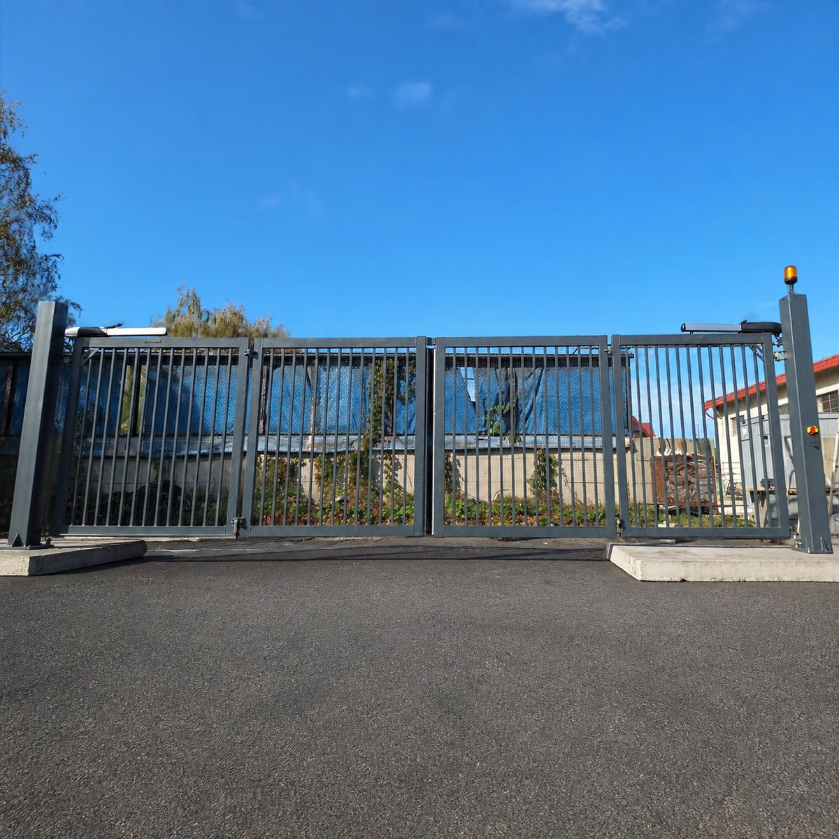 INDUSTRIAL BI-FOLDING GATE